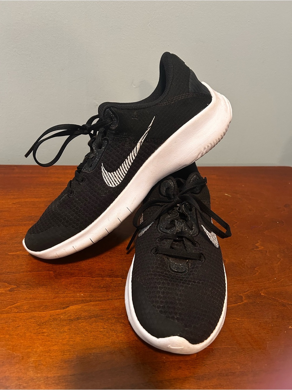 women’s Nike flex running shoe, black and white size 9